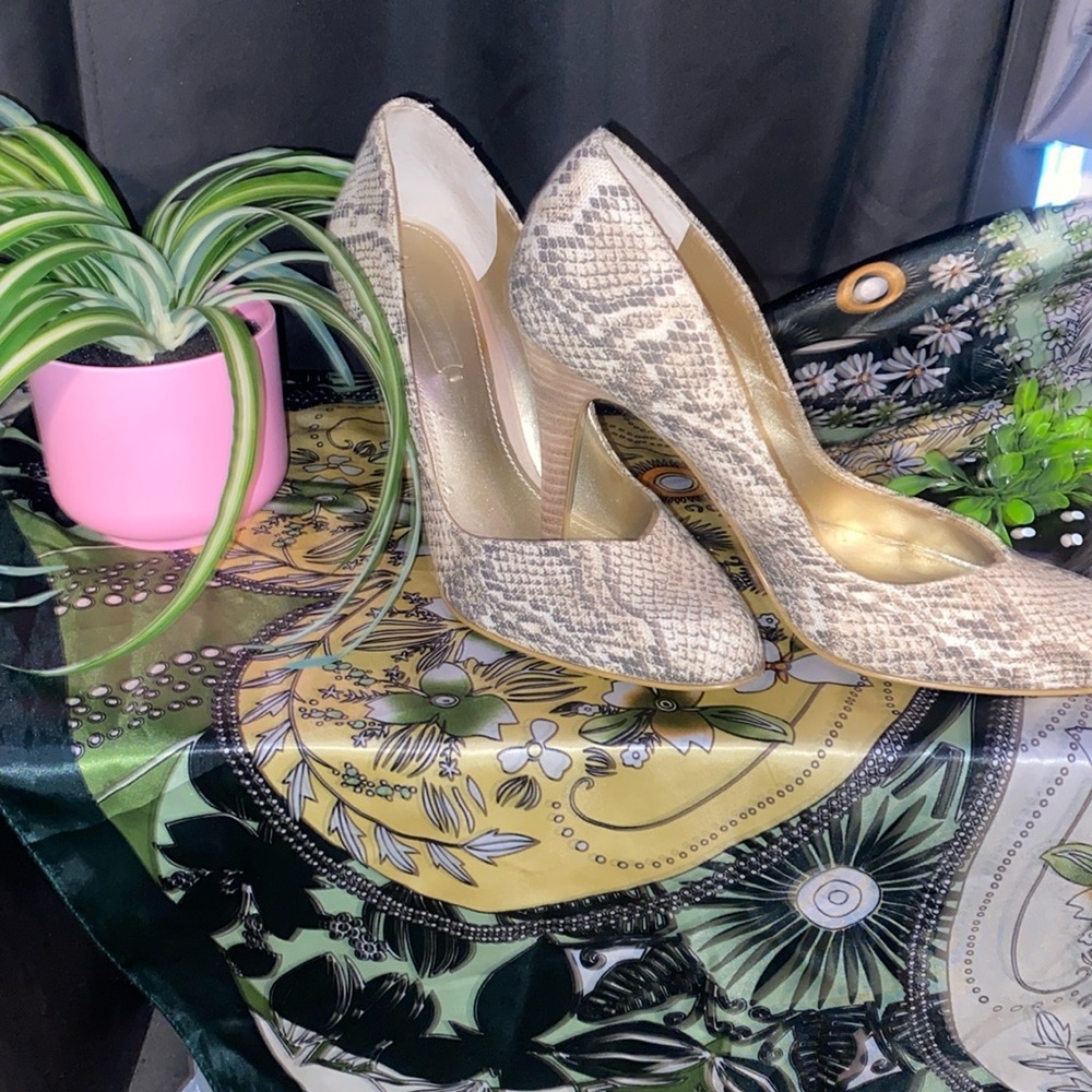 Nine West snakeskin print pump​